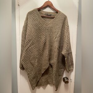QED London Brown Cream Oversized Women’s Sweater Size M/L. NWOT.